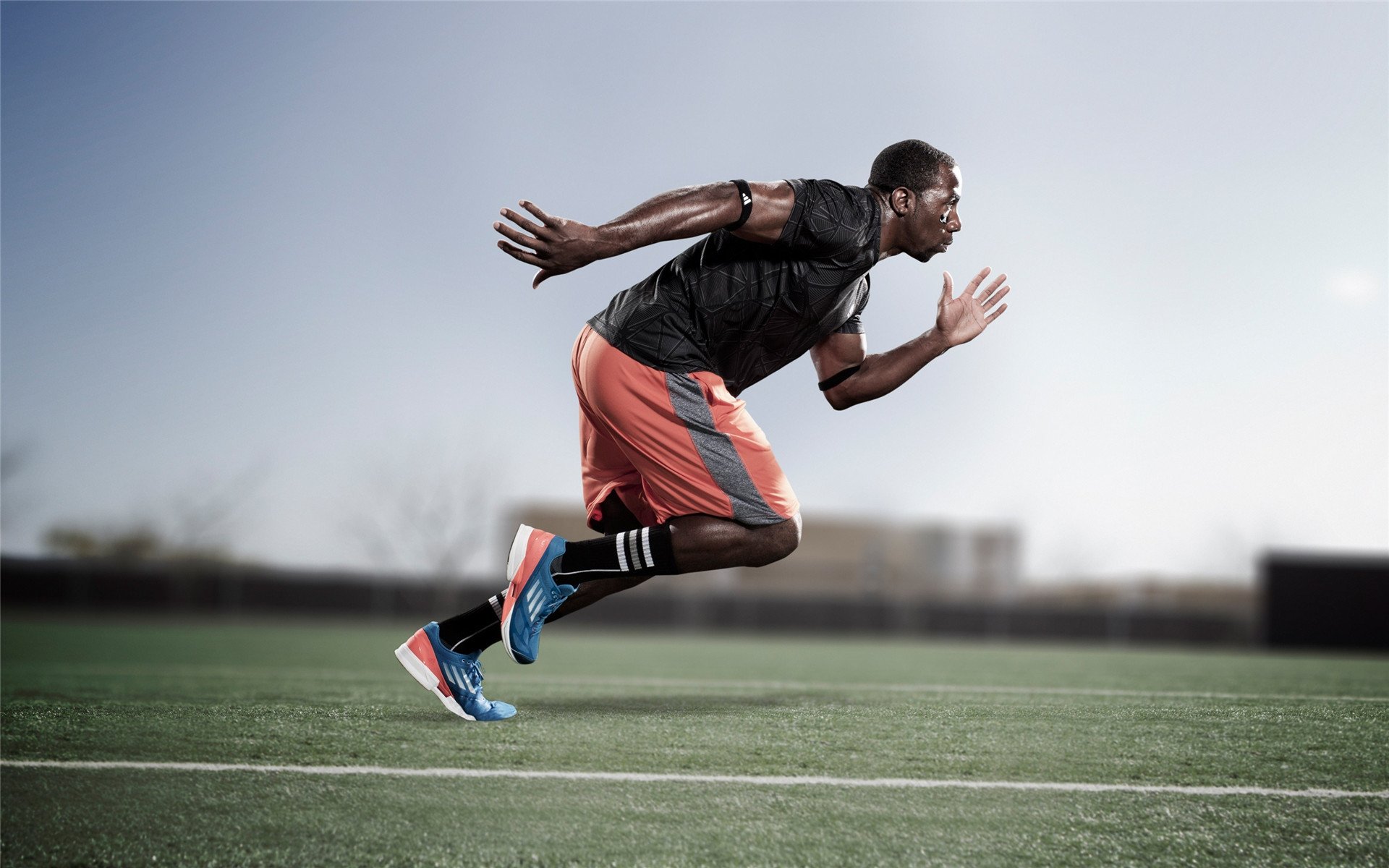 “世界游泳锦标赛：新加坡泳池见证泳者极限冲刺”