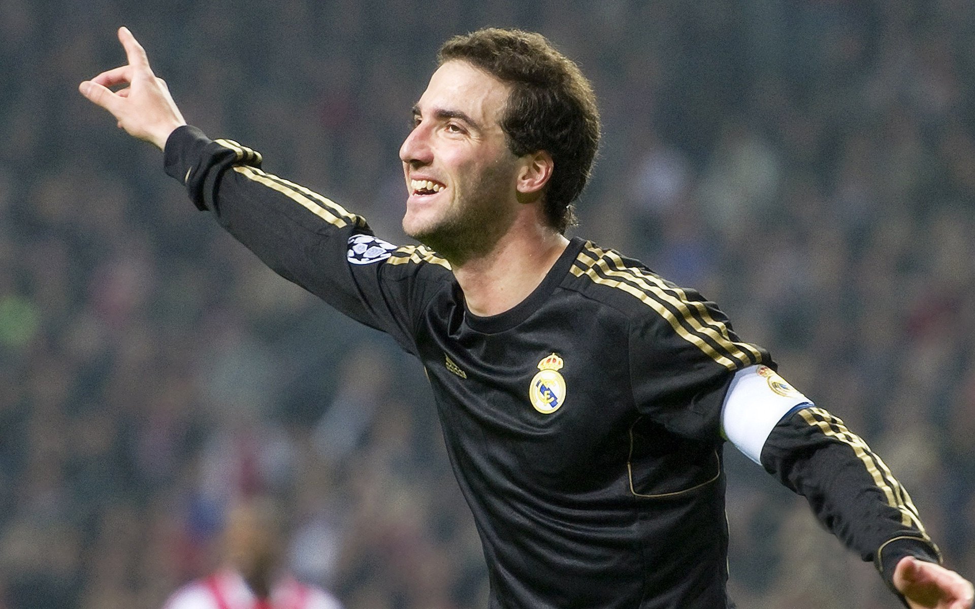 “安赫尔·巴尔博萨的精准进攻与战术执行力，助力美洲狮队在国际舞台屡创佳绩”